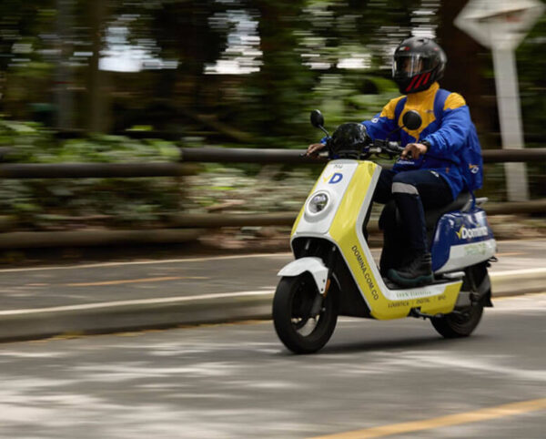 Moto-eléctrica-Logística-sostenible-y-ecológica-Domina Logística inversa empresarial: ¡maximiza tu operación!
